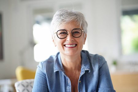 Frau Mit Brille Shutterstock 1830242126 1 Scaled