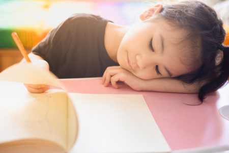 Face,Focusing,Of,Adorable,Asian,Child,Girl,Is,Writing,On