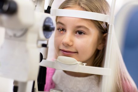 Wie der Augenarzt Kinder untersucht