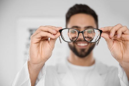 BIN ICH KURZSICHTIG? Fotocredit: Shutterstock 1282449463