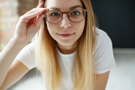 WEITSICHTIGKEIT BEI KINDERN UND JUGENDLICHEN.Fotocredit: Shutterstock 1836607495